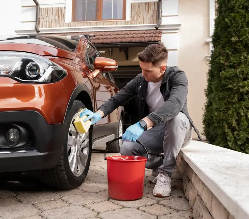 Lavage auto à domicile Puydarrieux : professionnel intervenant sur un véhicule